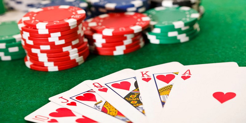 Một ván bài Poker bao gồm 4 vòng cược cạnh tranh gay gắt